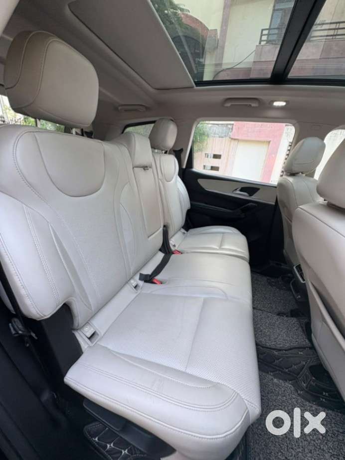 Mahindra Xuv700 2.0 Ax 7 Petrol Mt Str, 2023, Petrol