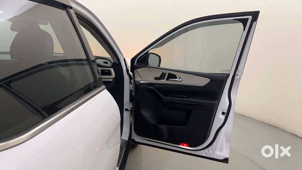 Mahindra Xuv700 2.2 Ax 7 Diesel Mt Luxury Pack Str, 2025, Diesel