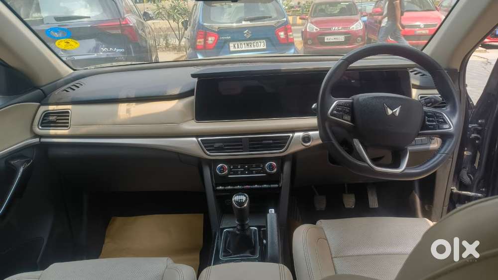 Mahindra Xuv700 2.0 Ax 7 Petrol Mt Str, 2023, Petrol