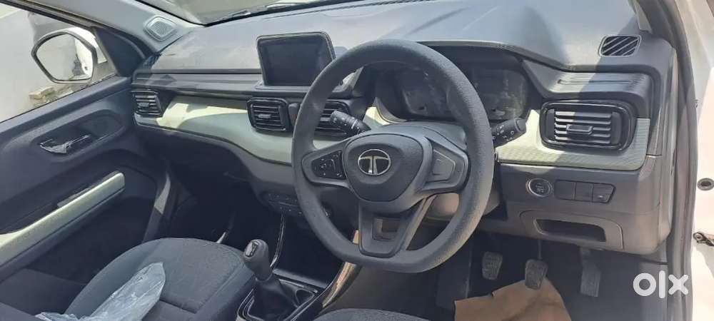 Tata Punch Adv+icng 2025 Sunroof, Cng & Hybrids 13500 Km Driven