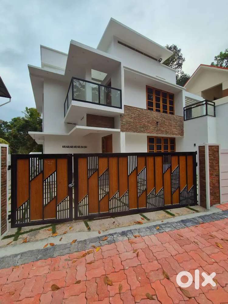 5.25 2 year old few day used house at sreekariyam manvila