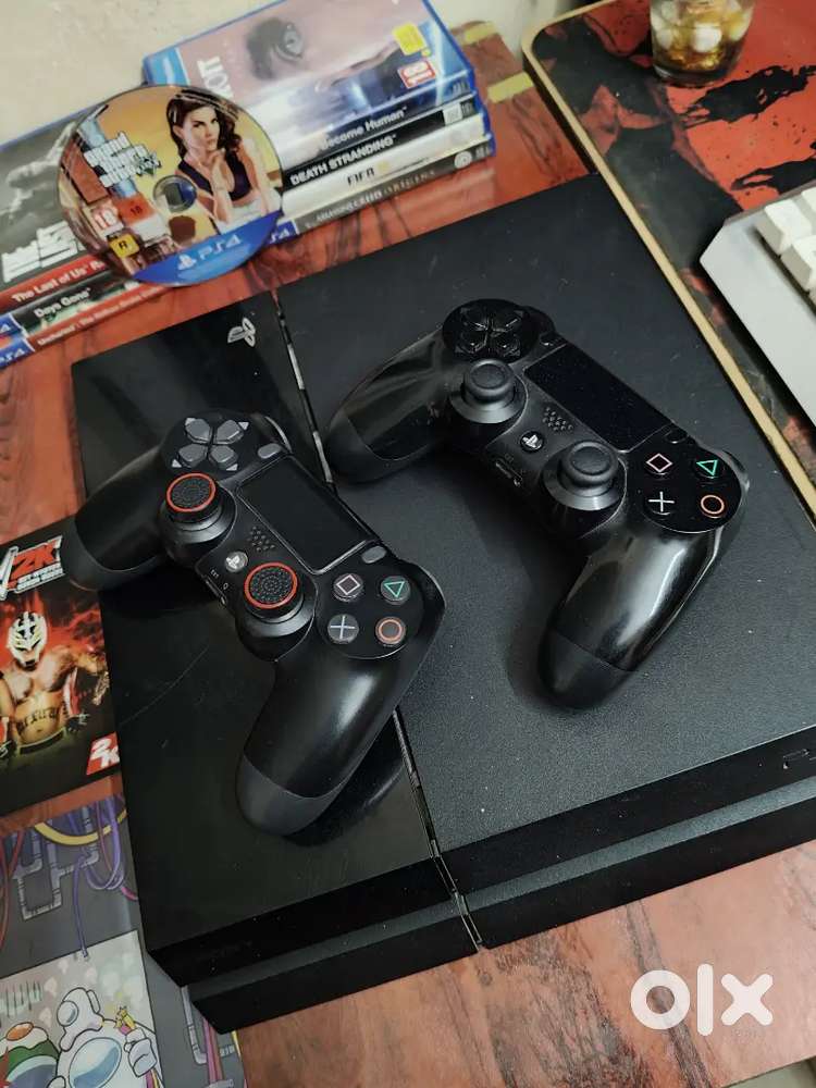 PLAYSTATION 4 500GB GAMING CONSOLE WITH DUAL CONTROLLERS and GAMES