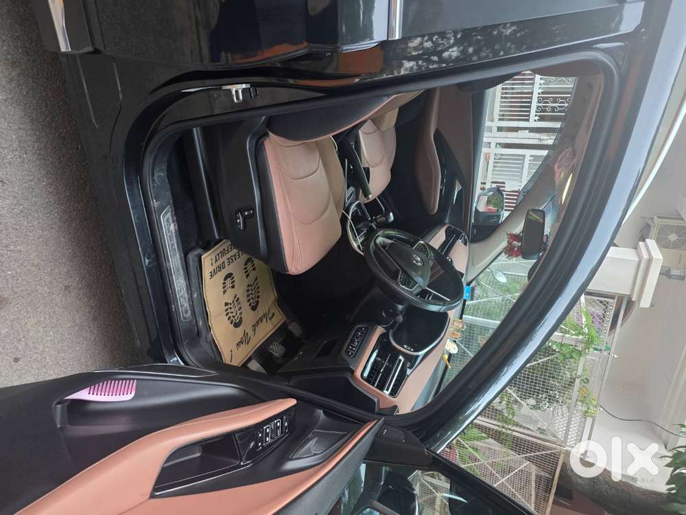 Mg Hector Plus 2023 Model Under Warranty.