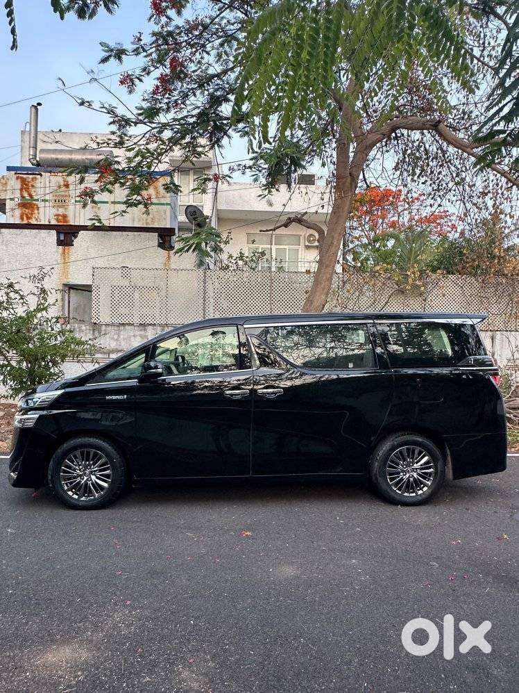 Toyota Vellfire 2.5 Executive Lounge, 2023, Petrol