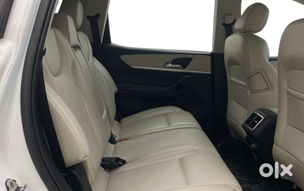 Mahindra Xuv700 2.2 Ax 7 Diesel At Luxury Pack Str Awd, 2022, Diesel