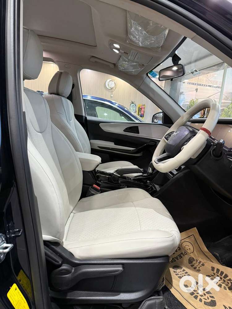 Mahindra Xuv700 2.0 Ax 5 Petrol At Str, 2024, Petrol