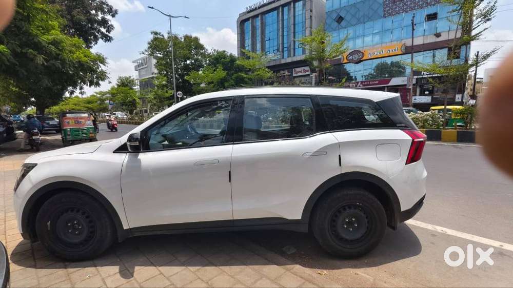 Mahindra Xuv 700 Ax5 Diesel At 7 Str 2025