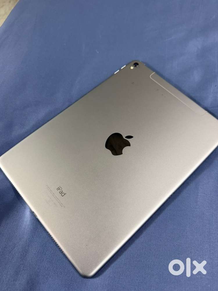 iPad Pro 9.7” 128GB Cellular  Free Charger and adapter