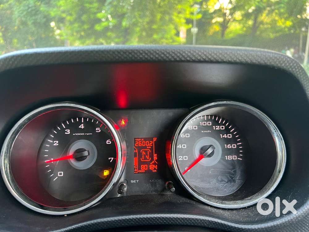 Mahindra Tuv 300 T8 Amt (automatic), 2017