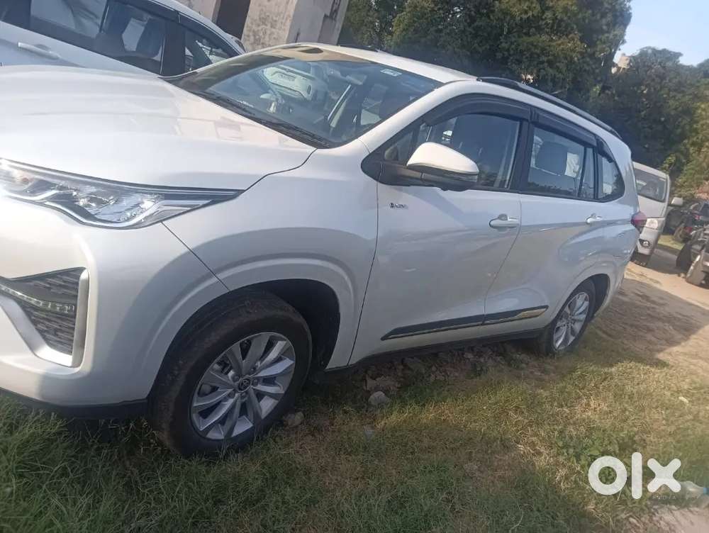 Toyota Innova Hycross 2025 Petrol 2000 Km Driven