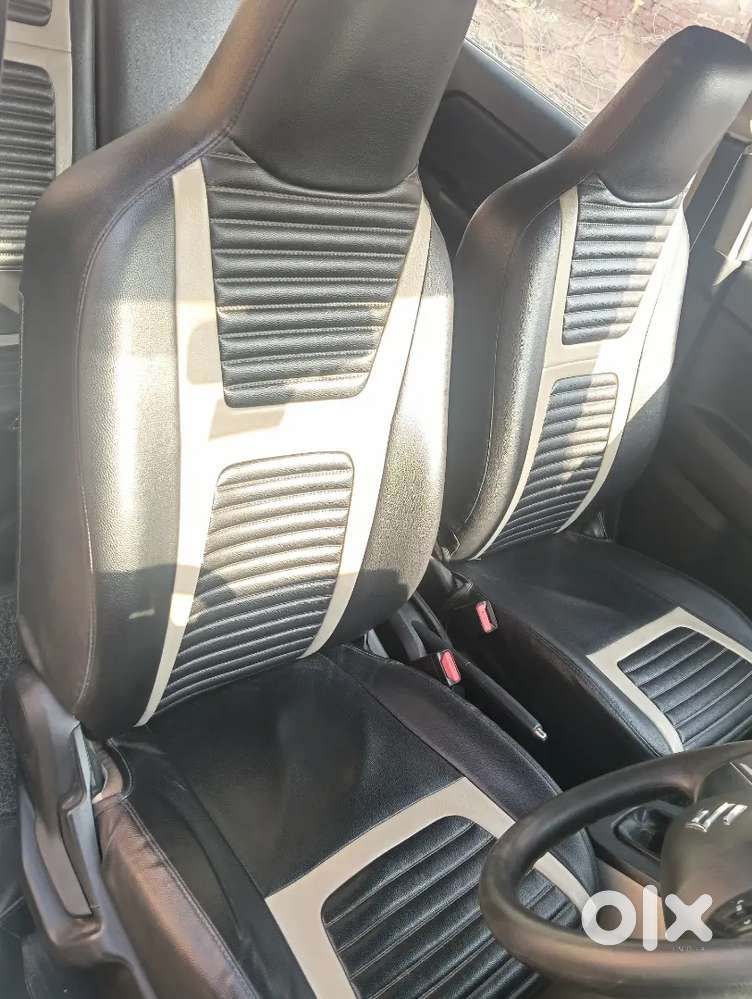 इस गाड़ी में Lcd और Back Camera लगा हुआ है और बढ़िया स्थिति में है