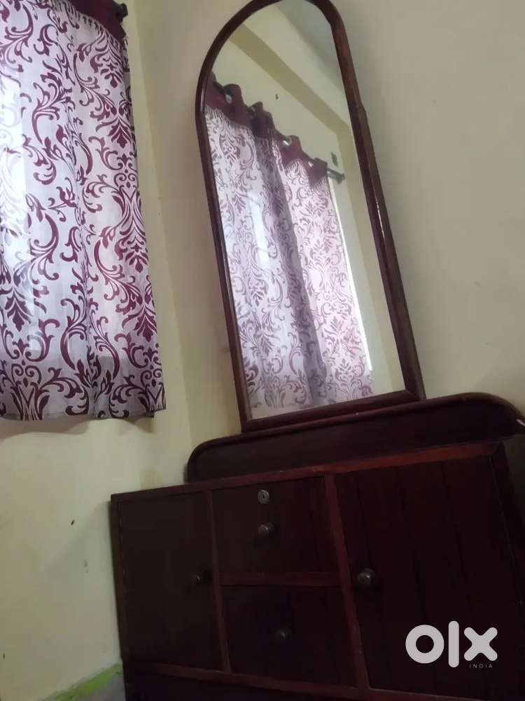 Classic wooden dressing table-Strong build, Great Condition Beds