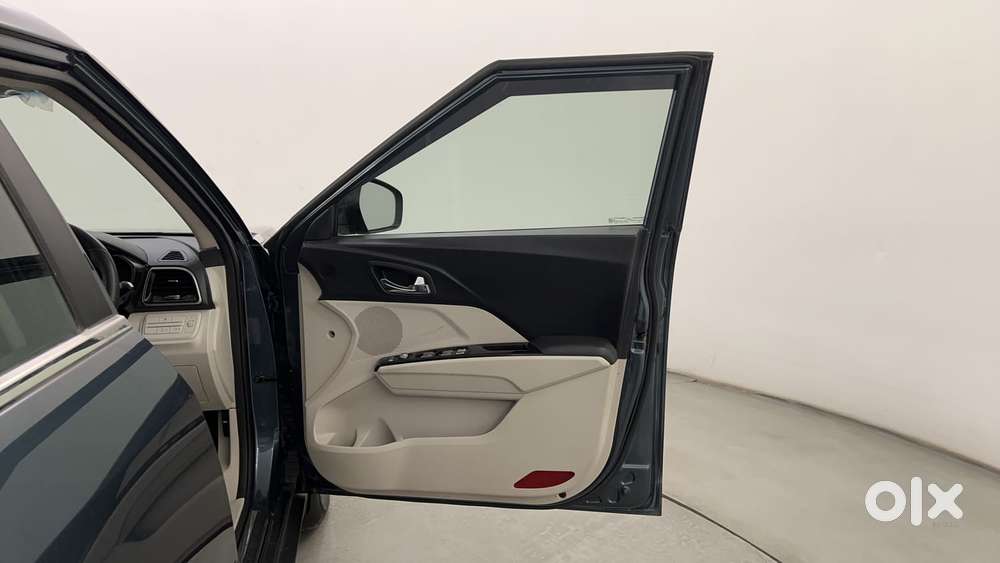 Mahindra Xuv300 1.2 W8 (o) Amt Petrol, 2023, Petrol