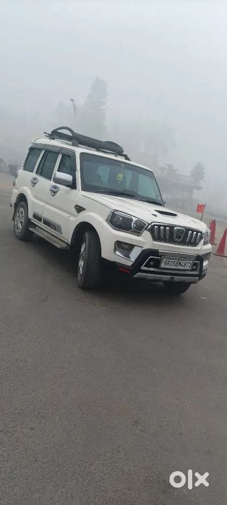 Mahindra Scorpio S4+ 2016.