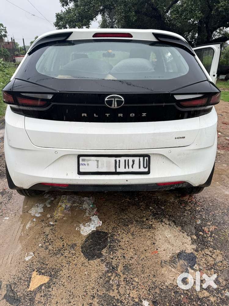 Tata Altroz 2025 Drives Comfortably