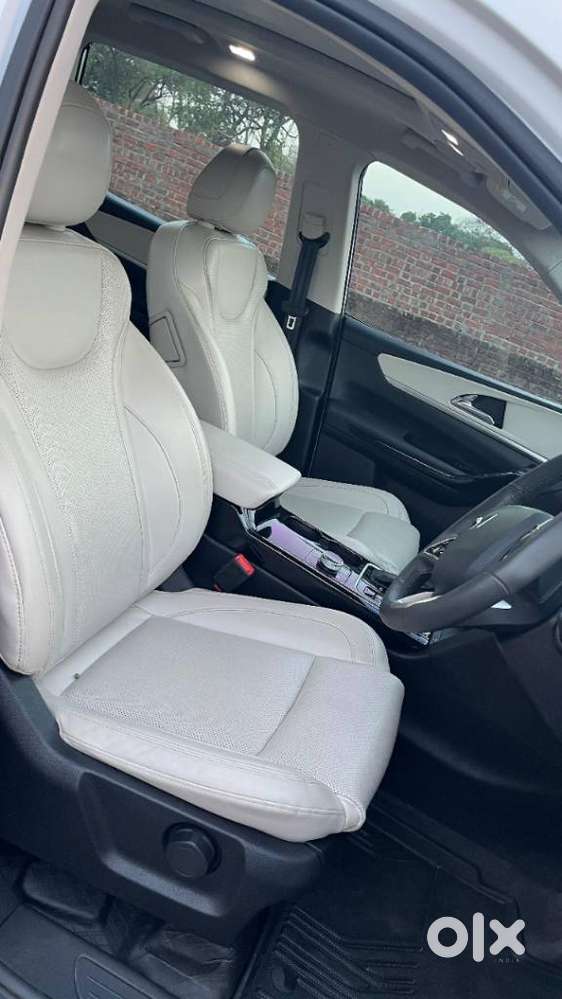 Mahindra Xuv700 2.2 Ax 7 Diesel At Luxury Pack Str, 2025, Diesel