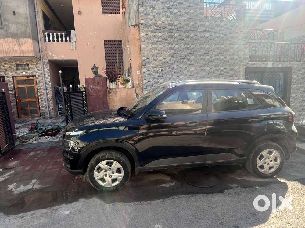 Hyundai Venue Sx Sunroof 2022  Single Owner  24,350 Km  Black