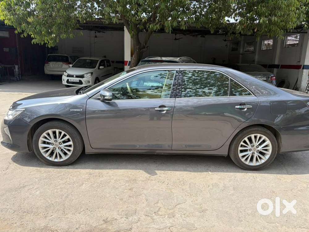 Immaculately Maintained Toyota Camry Hybrid