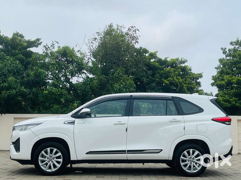 Toyota Innova Hycross 2.0 Vx (o) Hybrid 7 Str, 2023, Petrol