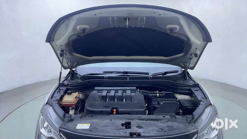Mahindra Xuv700 2.0 Ax 5 Petrol Mt Str, 2021, Petrol