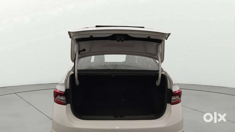 Skoda Slavia 1.0 Tsi Style At, 2023, Petrol