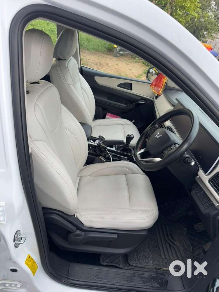 Mahindra Xuv700 Like Showroom