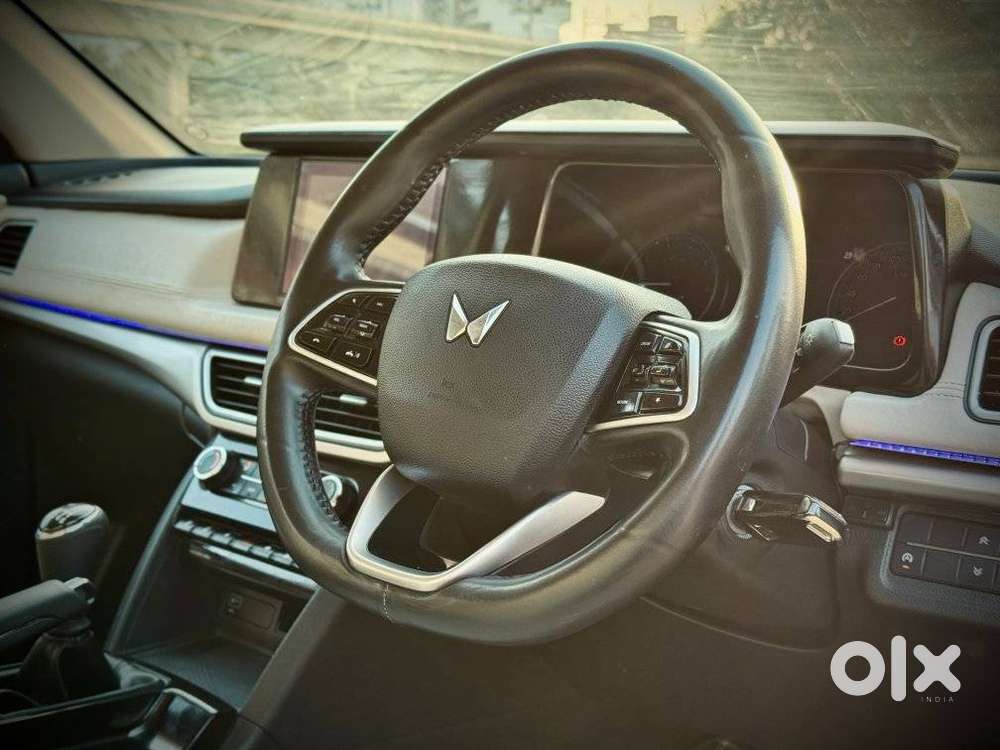 Mahindra Xuv700 2.0 Mx Petrol Mt 5 Str, 2024, Petrol