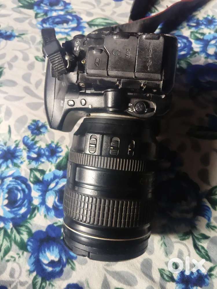 Nikon  750