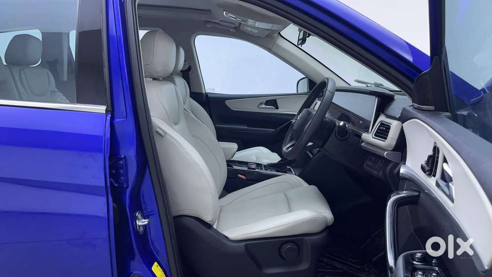 Mahindra Xuv700 2.0 Ax 7 Petrol At Luxury Pack Str, 2023, Petrol