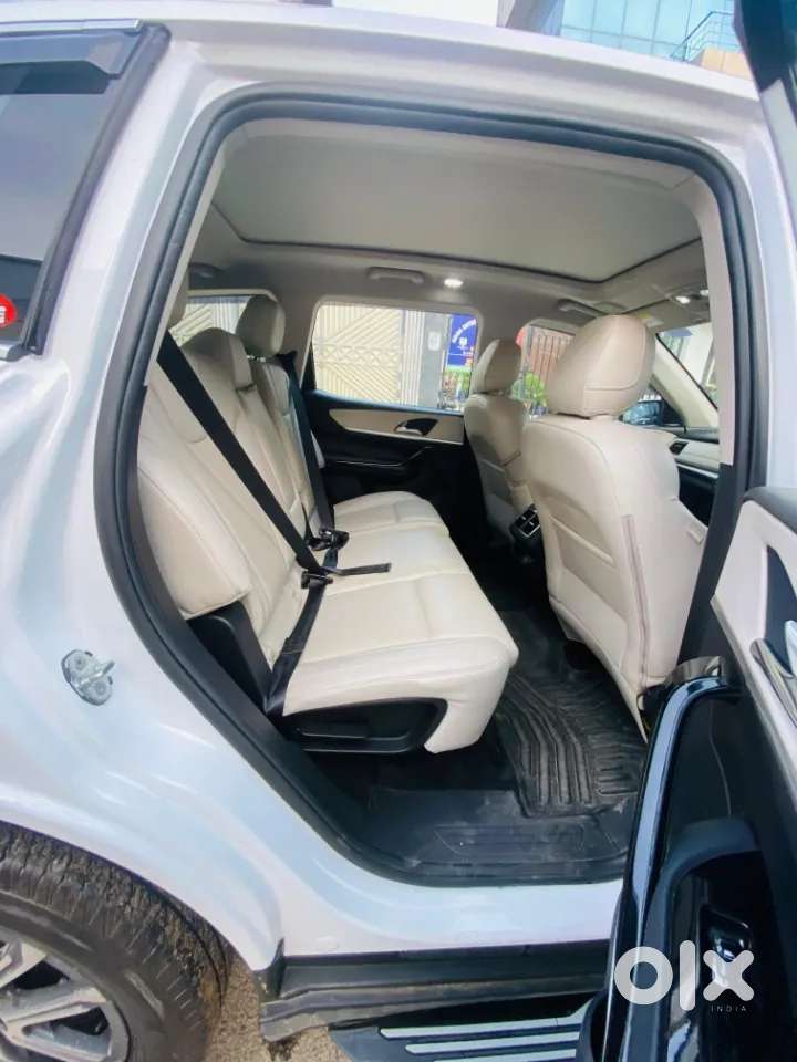 Mahindra Xuv700 Ax7 Luxury Pack Awd, 2025, Petrol