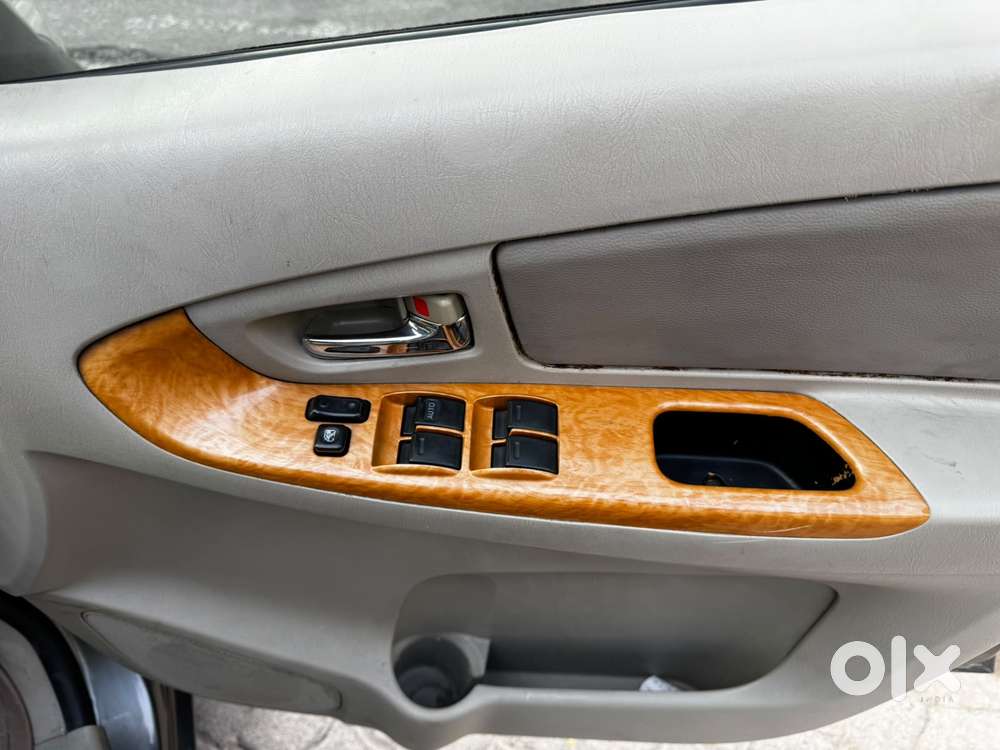 Toyota Innova 2.5 V Diesel 8-seater, 2011, Diesel