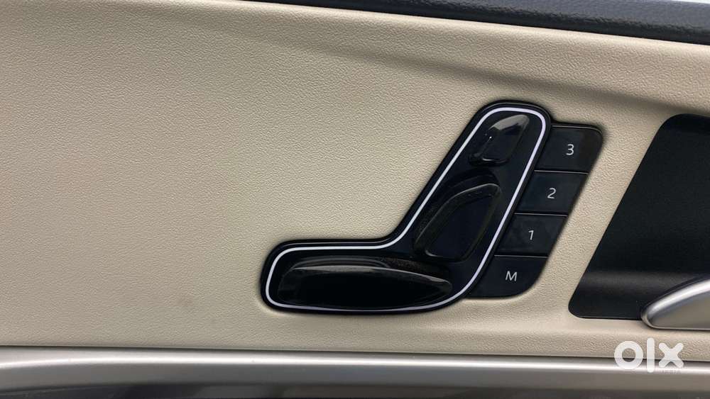 Mahindra Xuv700 2.0 Ax 7 Petrol At Str, 2022, Petrol