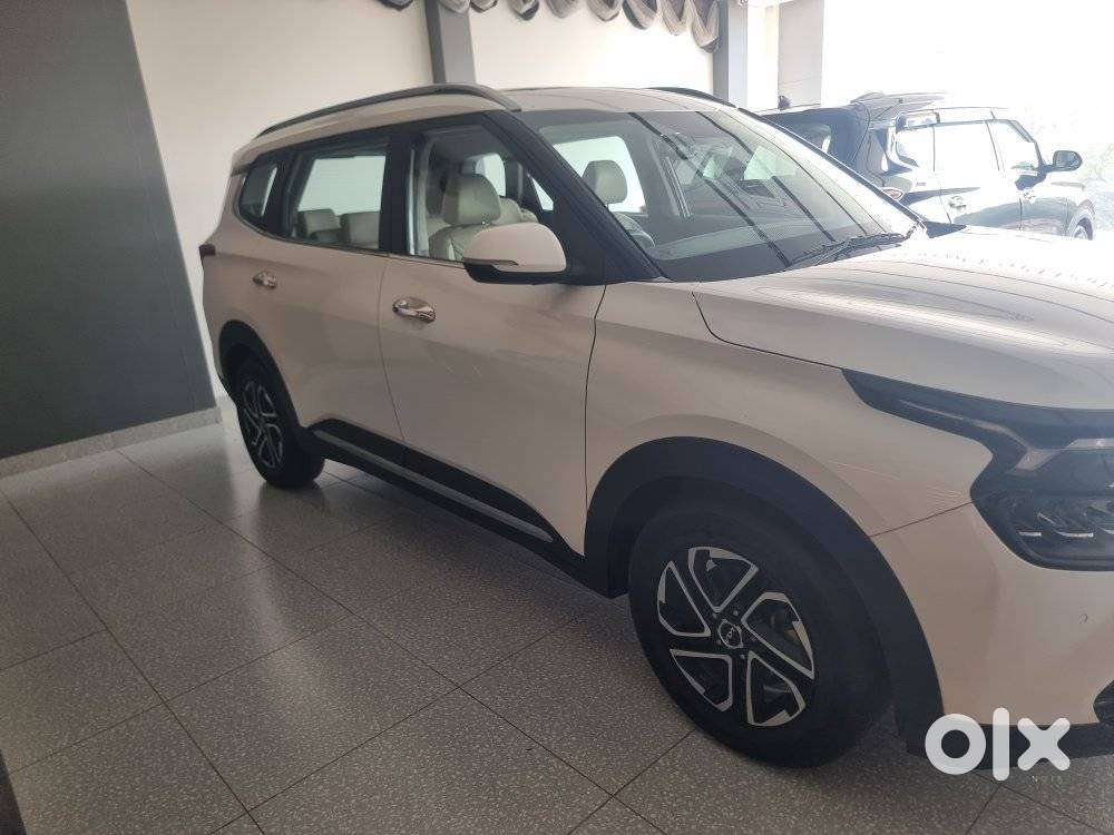 Kia Carens, 2023, Petrol
