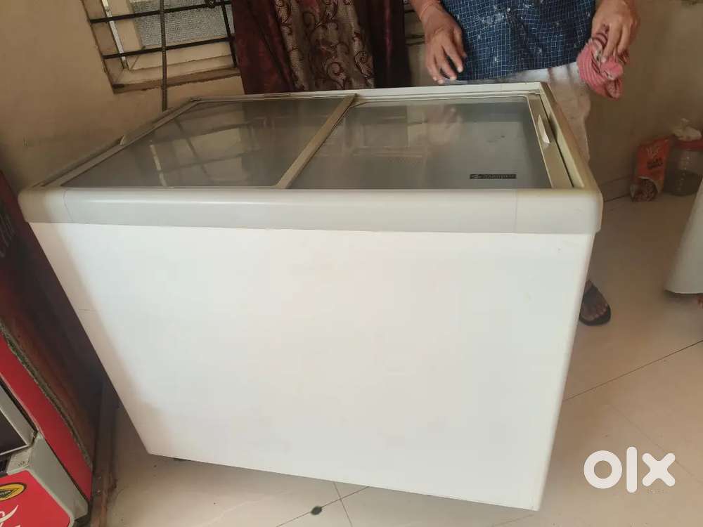 Showcase chest freezer