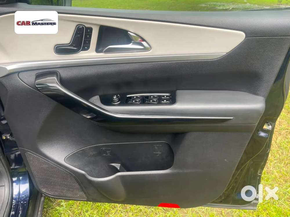 Mahindra Xuv700 2.0 Ax 7 Petrol At Str, 2023, Petrol
