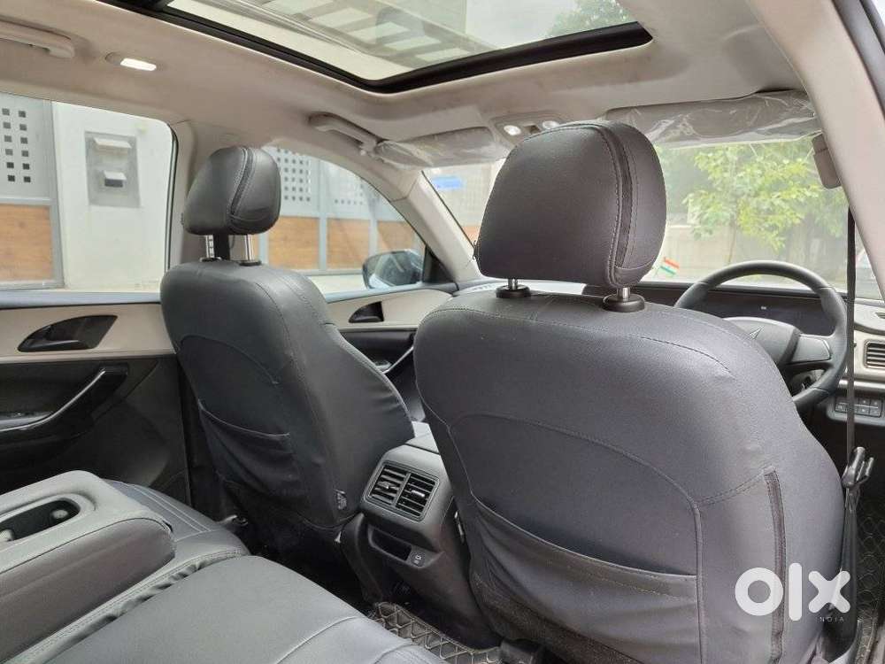 Mahindra Xuv700 2.0 Ax 5 Petrol Mt 7 Str, 2023, Petrol
