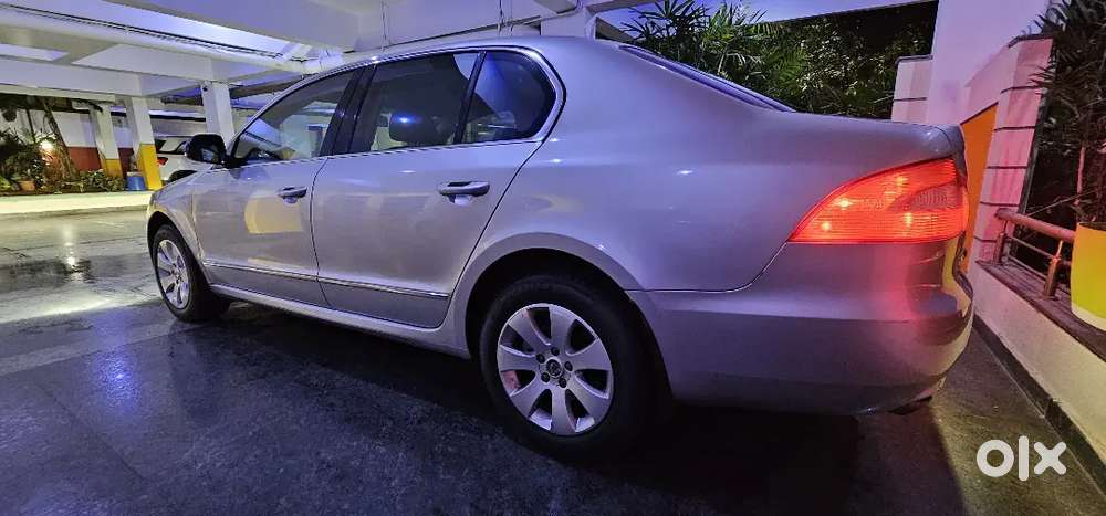 Skoda Superb 2011 Diesel 80000 Km Driven