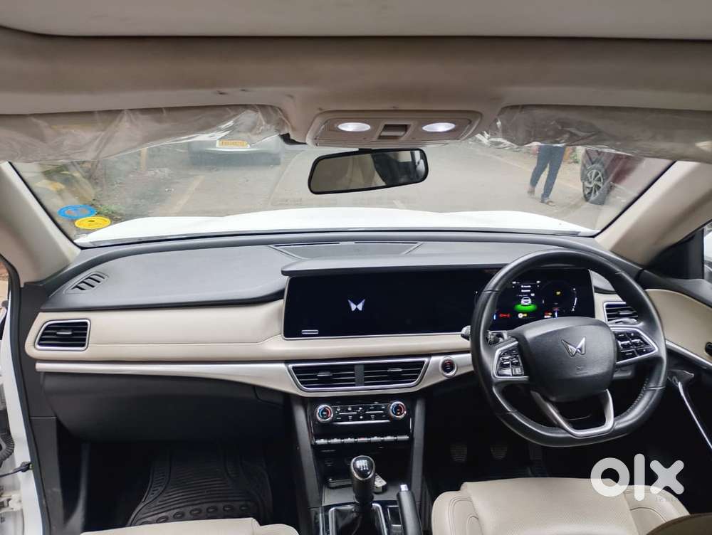 Mahindra Xuv700 2.0 Ax 7 Petrol Mt Str, 2025, Petrol