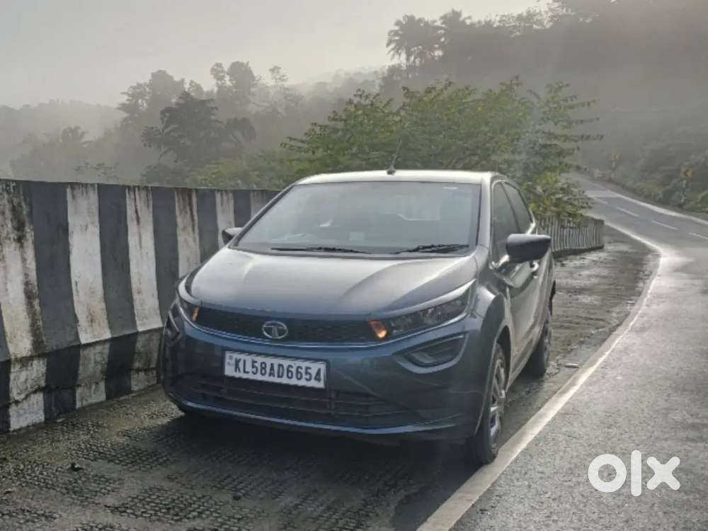Tata Altroz 2021 Petrol Good Condition
Personal Use Only
Gray Colour