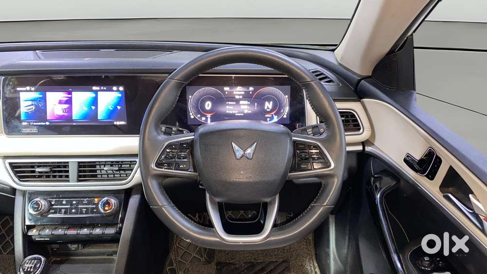 Mahindra Xuv700 2.0 Ax 7 Petrol Mt Str, 2021, Petrol