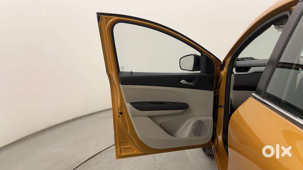 Renault Triber Rxz, 2023, Petrol