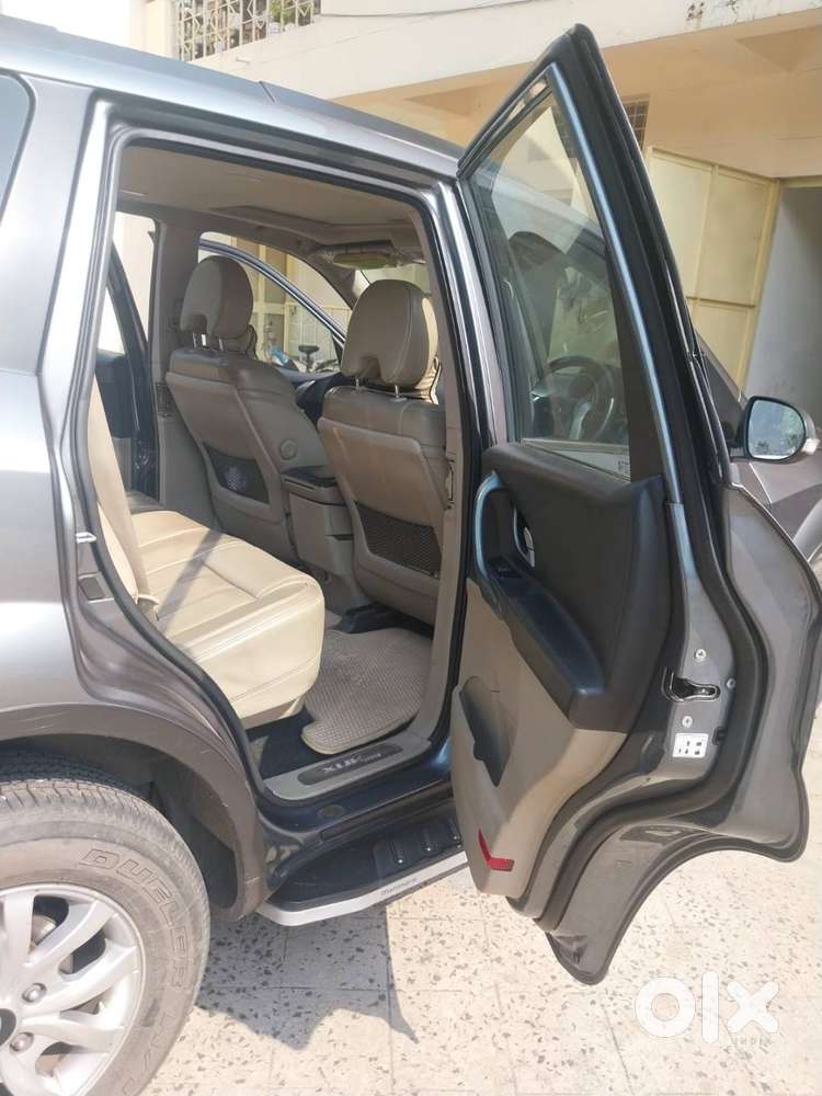 Mahindra Xuv 500 W10