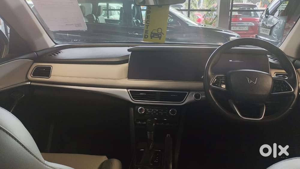 Mahindra Xuv700 2.0 Ax 7 Petrol At Str, 2022, Petrol