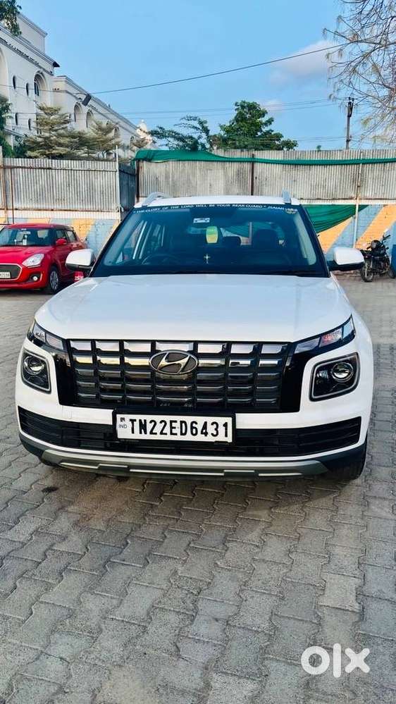 Hyundai Venue 2024 Petrol Mt  Single Owner  8.6k Km