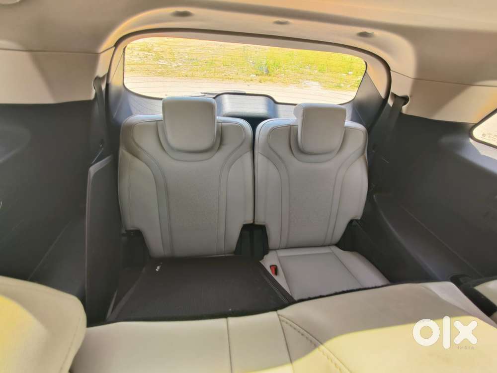 Mahindra Xuv700 2.0 Ax 7 Petrol Mt Str, 2021, Petrol