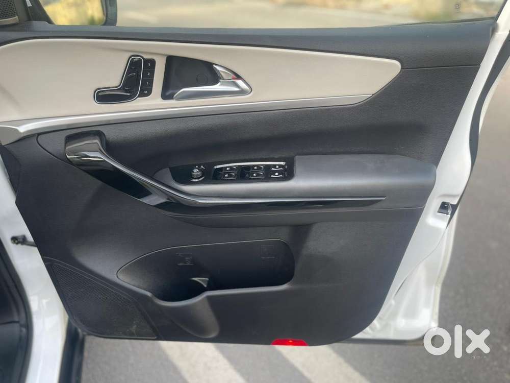 Mahindra Xuv700 Ax7 Luxury Pack Awd, 2023, Diesel