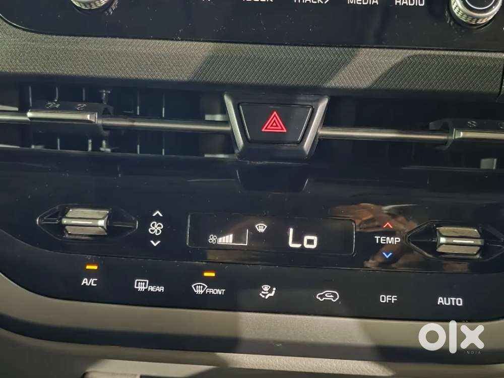 Kia Carens Luxury (o)1.5 Diesel At 7 Str, 2024, Diesel