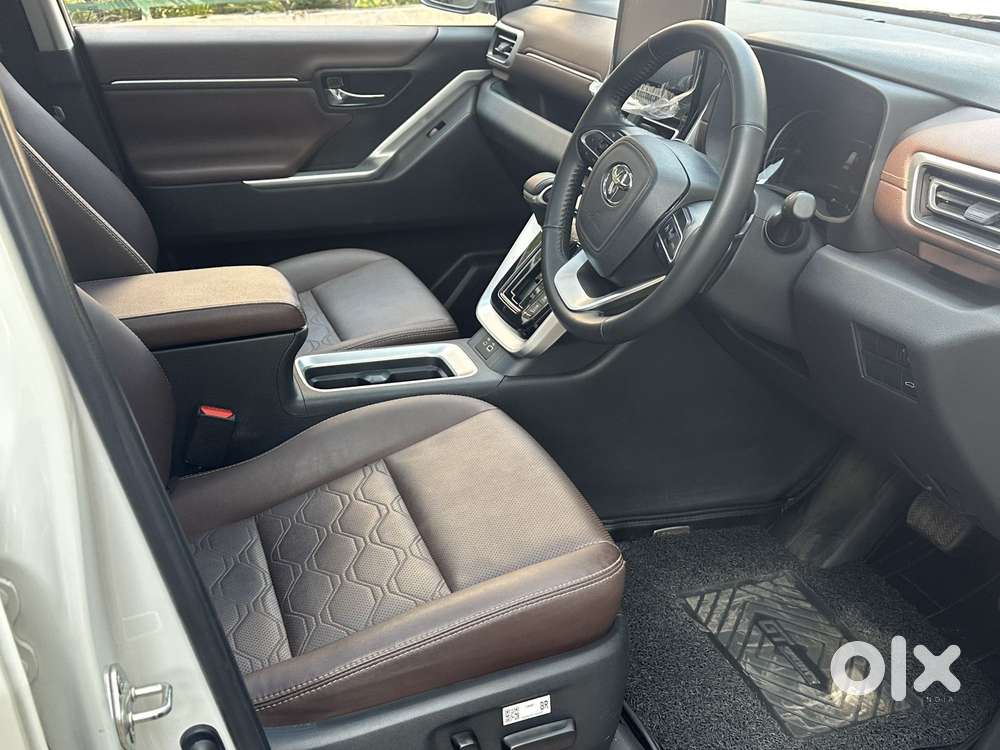 Toyota Innova Hycross