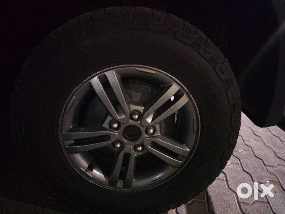 Mahindra Tuv 300 T10 2019