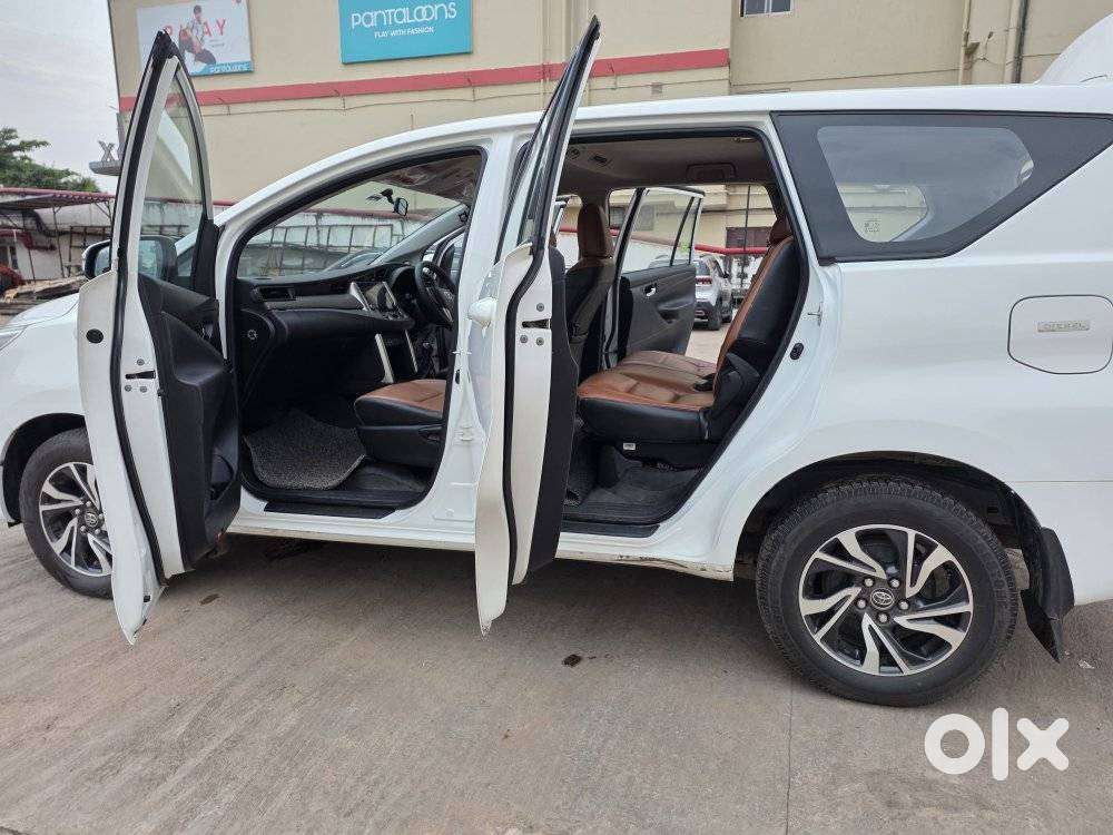 Toyota Innova Crysta 2.4 G Mt 8s, 2023, Diesel